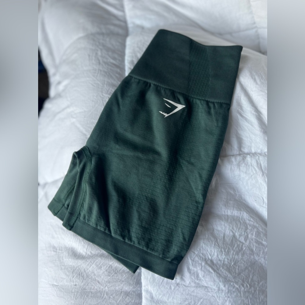 Gymshark NWOT VITAL SEAMLESS 2.0 SHORTS size SMALL color Woodland Green Marl